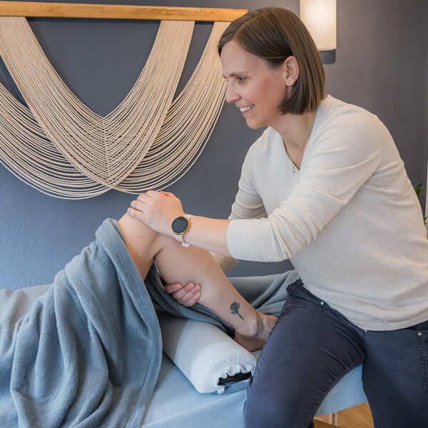 Einzelbehandlung durch Stella Stefansdottir in ihrer Praxis für ganzheitliche Therapie in Tägerig, Nordlicht Stella.